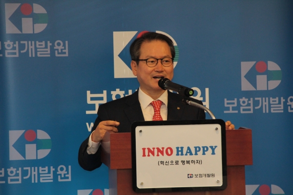 23일 서울 여의도에서 열린 보험개발원 기자간담회에서 성대규 보험개발원장이 발언하고 있다.