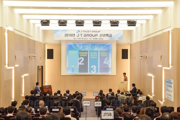 J트러스트 룹은 지난 23일 서울 강남 멀티캠퍼스 교육센터에서 미래 인재 양성을 위한 ‘글로벌 특강’을 진행했다. 사진은 강연 중인 JT저축은행 최성욱 대표이사.