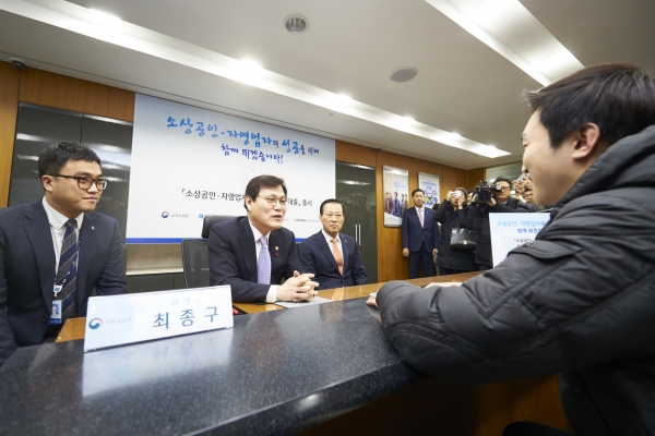 31일 을지로 기업은행 영업부에서 최종구 금융위원장(왼쪽 두 번째)이 김도진 기업은행장(왼쪽 세 번째)과 함께 인근 자영업자와 ‘초저금리 특별대출’ 상담을 하고 있는 모습.