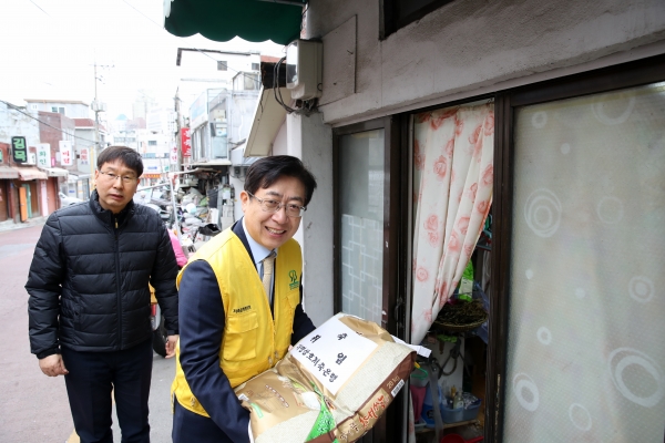 박재식 중앙회장이 마포구 공덕동에 거주하시는 독거노인집을 방문하여 쌀을 전달하고 있다.