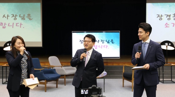 장경훈 하나카드 신임 사장이 직원들과 함께 행복 콘서트라는 주제로 취임식을 진행하고 있다.