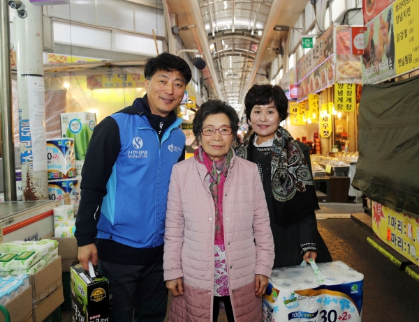 신한생명 직원봉사자들이 서울 봉천동에 거주하는 독거어르신과 필요 물품을 구매하기 위한 시장 나들이를 하고 기념 촬영을 하고 있다.