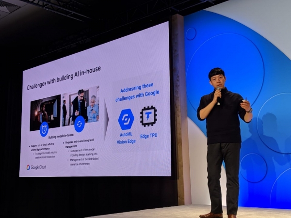 LG CNS 이성욱 상무가 ‘구글 클라우드 넥스트 2019’에서 구글 인공지능 접목한 제조 혁신 사례를 발표하고 있다.