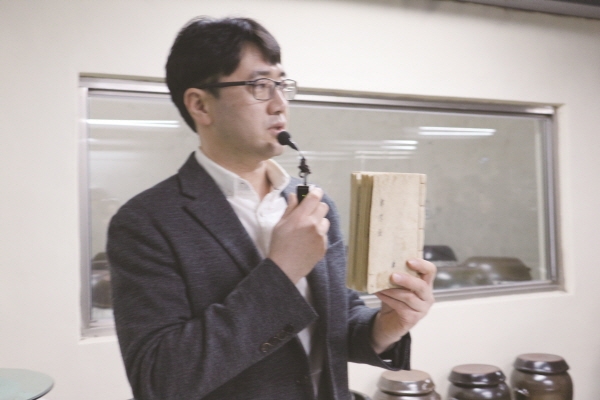 청명에 마시는 청명주를 생산하는 충주 중원당의 김영섭 대표가 가양주 주방문이 기록된 ‘향정록’ 원본을 들어 설명하고 있다.