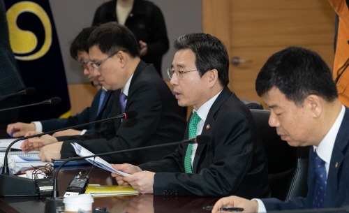 김용범 금융위 부위원장이 17일 서울 종로구 정부서울청사 금융위원회에서 '회계개혁 연착륙을 위한 관계기관 간담회'를 열고 모두발언을 하고 있다.
