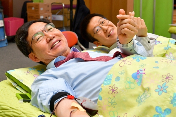 이대훈 NH농협은행장(왼쪽)이 직원들과 함께 헌혈을 실시하고 있다.(사진=NH농협은행)