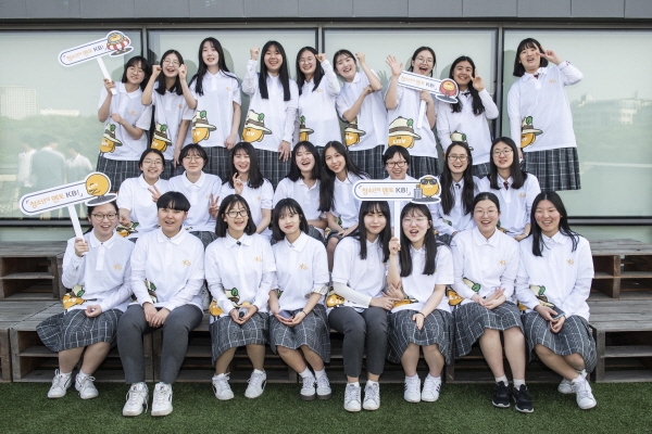 5월 3일 서울 강남 디캠프에서 진행된 '청소년의 멘토 KB! 진로동아리' 발대식에 참여한 학생들이 기념촬영을 하고 있다.(사진=KB국민은행)