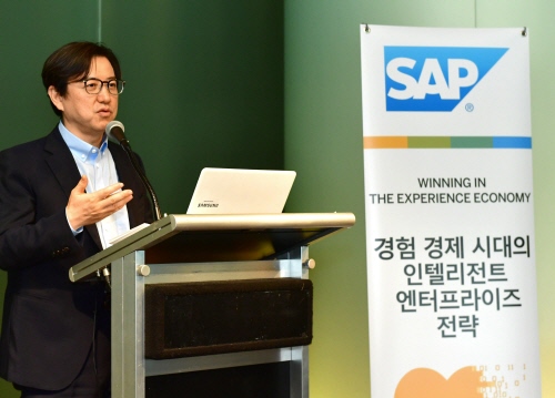 경험 경제 시대의 인텔리전트 엔터프라이즈 간담회에서 발표하는 이성열 SAP 코리아 대표