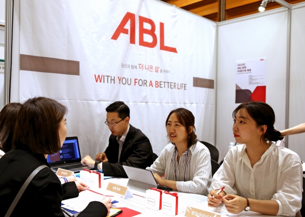 4일 서울 삼성동 코엑스에서 KOTRA 주관으로 열린 ‘외국인투자기업 채용박람회’에서 ABL생명 관계자들이 구직자들에게 ABL생명을 소개하고 있다.