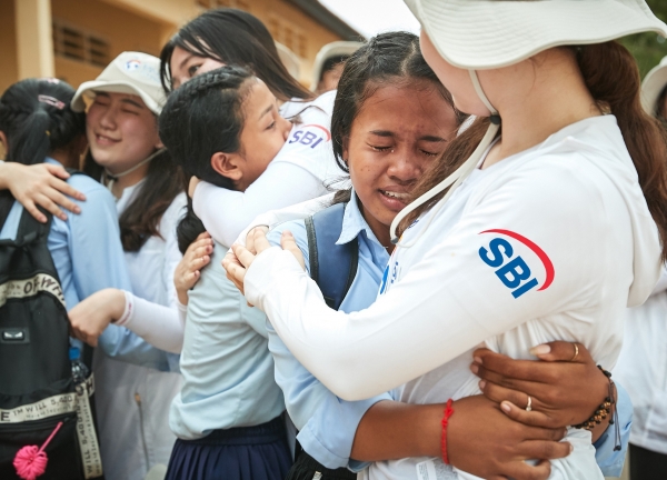 봉사활동 일정을 마친 SBI희망나눔 글로벌 원정대원들이 마을 아이들과 작별 인사를 나누고 있다. (사진= SBI저축은행)