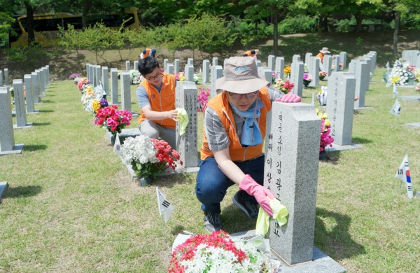 묘비닦기 봉사활동에 참여 중인 신협중앙회 직원들. (사진= 신협중앙회)