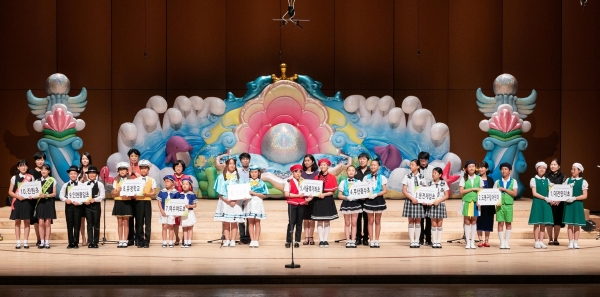 14일 서울 여의도 KBS홀에서 열린 ‘제10회 어린이 교통안전 동요제’에서 행사에 참여한 학생과 교사들이 기념촬영을 하고 있다.