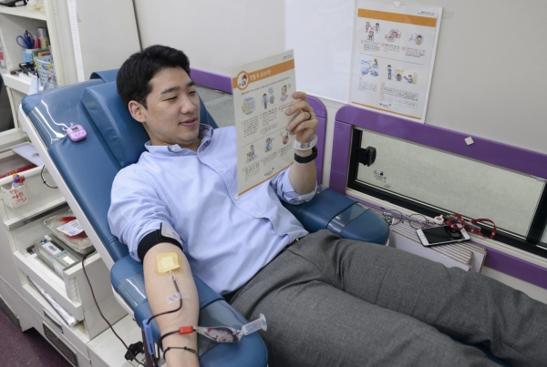 17일 서울 중구 롯데손해보험 본사에서 열린 헌혈 행사에서 롯데손보 직원이 헌혈을 하고 있다.