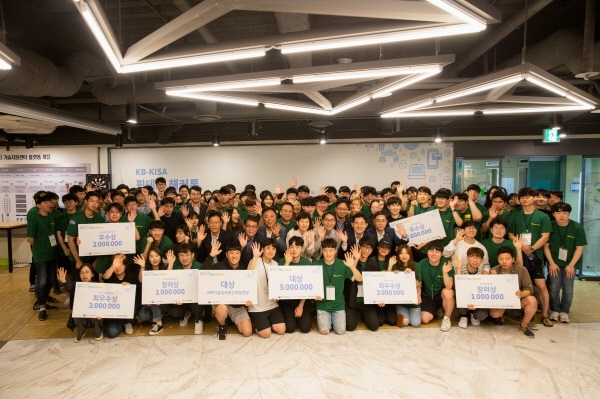 6월 30일 서울 송파구에 위치한 KISA 핀테크 기술지원센터에서 진행된 'KB- KISA 핀테크 해커톤' 대회 참가자들이 기념촬영을 하고 있다.