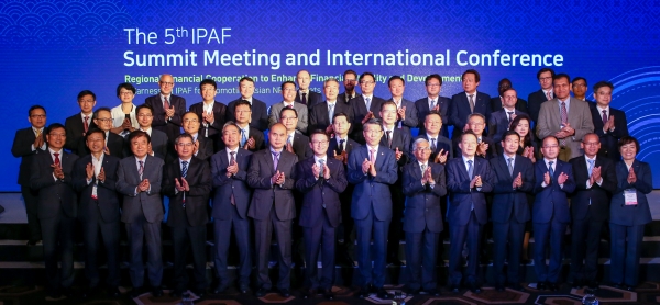 26일 제5회 IPAF 대표회담 및 국제회의에 앞서 단체촬영하는 모습. (사진= 한국자산관리공사)