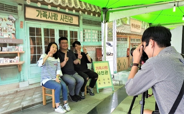 9월 28~29일 양일간 경주 세계문화엑스포공원에서 진행된 '가족사랑 사진관2' 오프라인 캠페인에 참석한 가족이 가족사진을 촬영하고 있다.