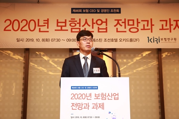 8일 오전 서울 소공동 조선호텔 오키드룸에서 `2020년 보험산업 전망과 과제`를 주제로 열린 보험경영인 조찬회에서 안철경 보험연구원장이 인사말을 하고 있다.