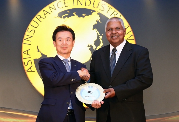 29일 저녁(현지 시간) 싱가포르 마리나베이샌즈호텔서 열린 ‘2019 아시아보험산업대상(Asia Insurance Industry Award 2019)’ 시상식에서 교보생명 윤열현 사장(왼쪽)이 ‘올해의 디지털기술상(Technology Initiative of the Year)’을 수상하고 기념촬영을 하고 있다.