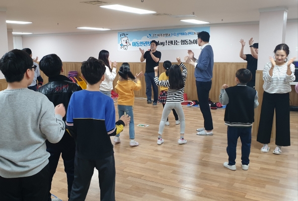 JT저축은행이 신흥지역아동센터 소속 아동과 함께 체험 놀이를 진행하고 있는 모습. (사진= JT저축은행)