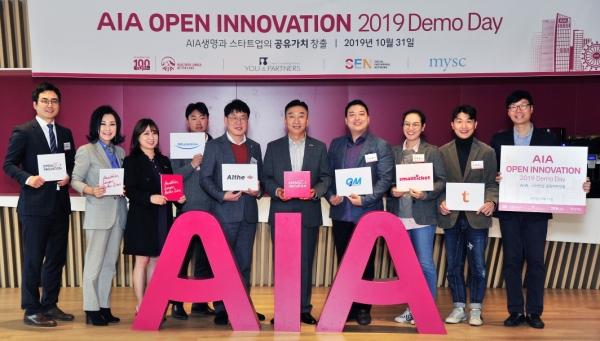 10월 31일 서울 중구 AIA타워에서 열린 'AIA 오픈 이노베이션 데모 데이' 행사에서 AIA생명 차태진 대표(가운데) 및 스타트업 관계자들이 기념 촬영을 하고 있다.