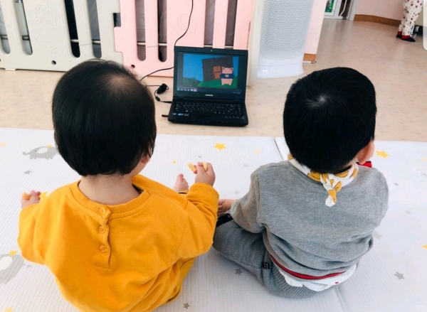 JT캐피탈 임직원들이 제작한 애니메이션을 보고 있는 아동들의 모습. (사진= JT캐피탈)