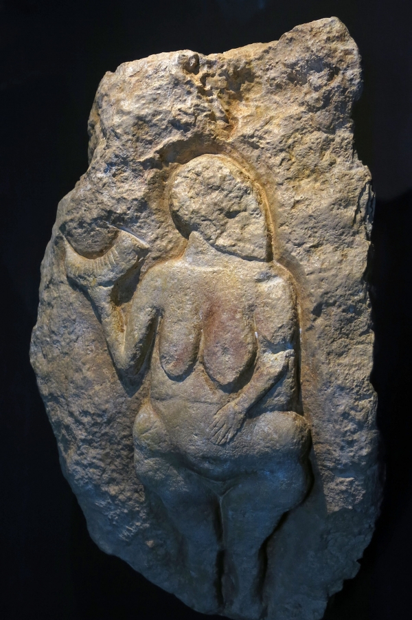 ▲ 2만5000년 전 남 프랑스의 도르도뉴 지역에서 발견된 2만5000년 전의 비너스 부조상. 한 손에는 들소의 뿔잔이 들여 있고, 다른 한손은 배에 대고 있는 비대칭 구조의 조각이다.(사진 : 보르도 아키텐 박물관)
