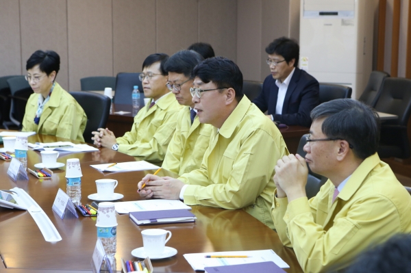 한국예탁결제원 이명호 사장이 회의를 주재하고 있다. (앞줄 좌측에서 4번째)(사진=한국예탁결제원)
