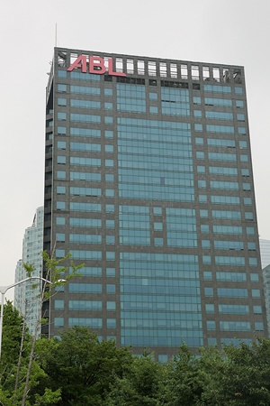 서울 여의도에 위치한 알리안츠생명 본사의 이름이 8월 1일부터 ‘알리안츠타워’에서 ‘ABL타워’로 변경된다.