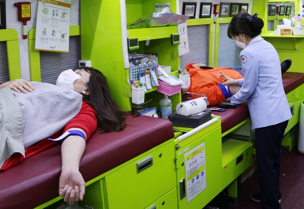 오렌지라이프 임직원이 9일부터 10일까지 이틀 동안 서울 중구 오렌지라이프 본사에서 진행된 캠페인에서 헌혈을 하고 있는 모습.