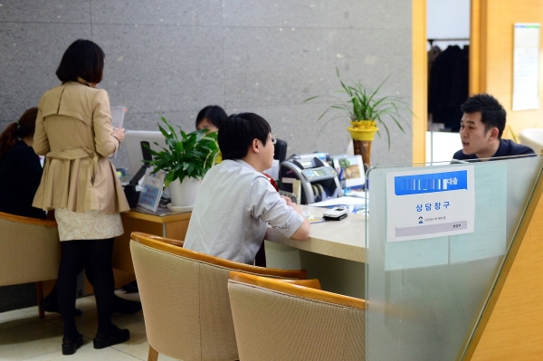 서울에 위치한 한 은행의 대출상담 창구모습.