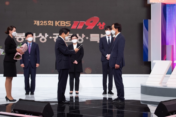 DB손해보험 김영만 부사장(사진 왼쪽)이 한국화재감식학회 김광선 회장에게 특별상을 시상하고 있다.
