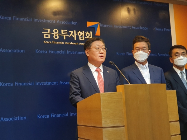 23일 오전 서울 여의도 금융투자협회에서 나재철 회장이 사모펀드 관련 브리핑을 발표하고 있다.
