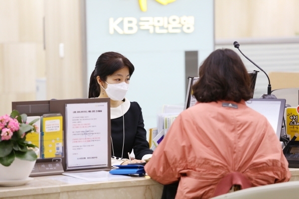 KB국민은행 여의도 영업점에서 직원들이 마스크를 착용하고 고객 업무를 보고 있다.(사진=KB민은행)