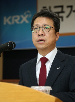 한국거래소 정지원 신임 이사장이 3일 오전 부산 한국거래소 본사에서 열린 취임식에서 취임사를 말하고 있다.