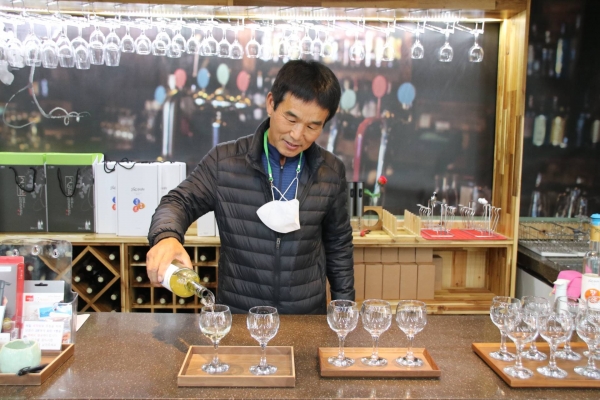 이육사 시인의 ‘청포도’ 스토리텔링을 청수 품종으로 일궈내 와인을 빚고 있는 264와인의 이동수 대표가 시음잔을  채우고 있다.