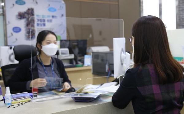경북 농협은행 창구에 코로나19 감염 방지를 위한 가림막 설치돼있는 모습.(사진=농협은행)