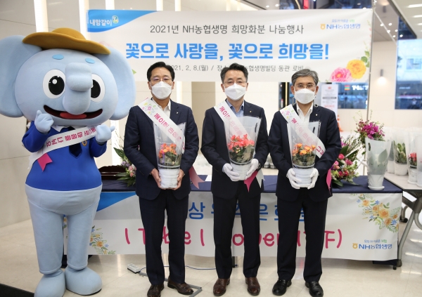 김인태 대표이사를 비롯한 임원들이 출근하는 직원들에게 꽃 화분 500개와 공기청정식물 500개를 직접 전달했다.