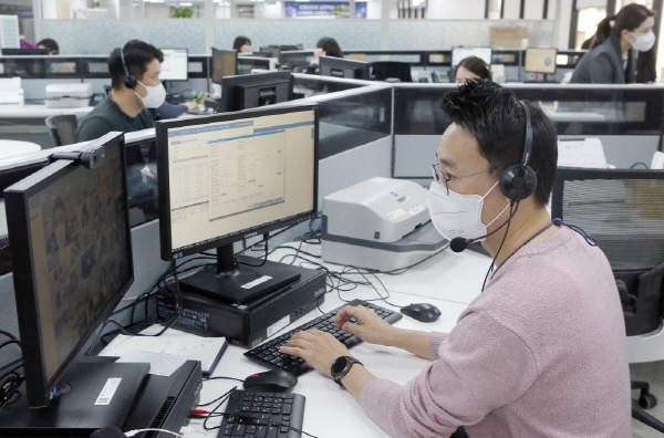 신한은행 디지털영업부 직원들이 일하는 모습.(사진=신한은행)