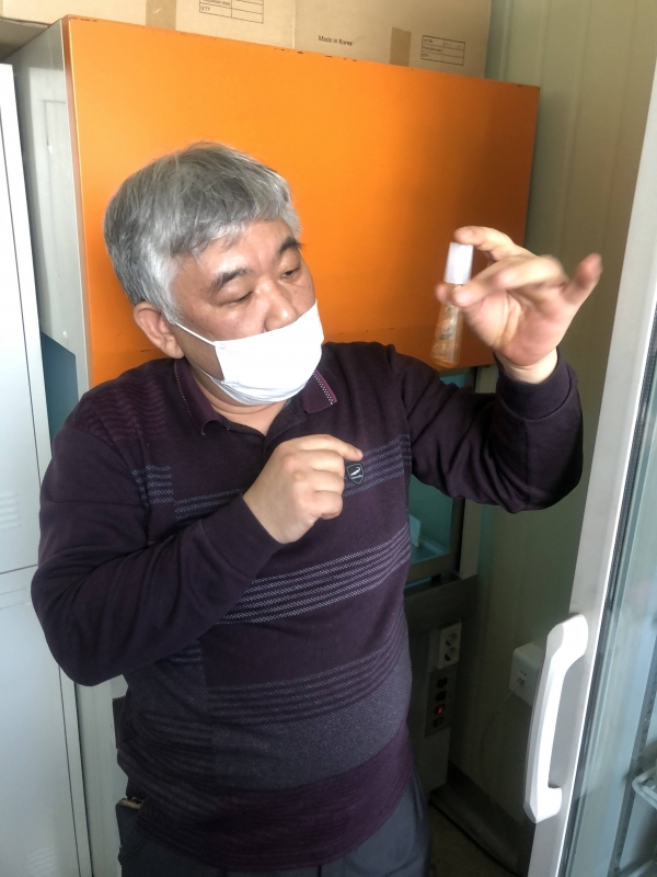 경기도 남양주에 자리한 ‘이스트디자이너스’의 정창민 대표가 자신의 연구실에서 효모배약액을 보여주며 자신의 양조방법을 설명하고 있다.