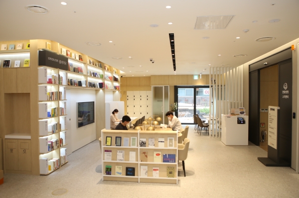 새롭게 오픈한 한화생명 서울 은평 고객센터에서 고객들이 전시된 책을 읽으며 보험업무를 보기 위해 기다리고 있다. (사진=한화생명)
