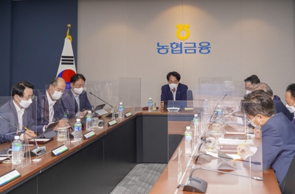 NH농협금융지주는 25일, 서울 중구 농협금융 본사에서 손병환 농협금융 회장(가운데)이 회의를 주재하고 있다.