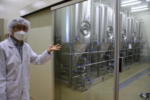 ▲정선에 있는 아리랑브루어리는 수제맥주를 생산하는 브루어리 최초로 해썹 인증을 받은 양조장을 운영하고 있다. 사진은 윤기목 대표가 양조장 내 발효시설을 설명하고 있는 모습.
