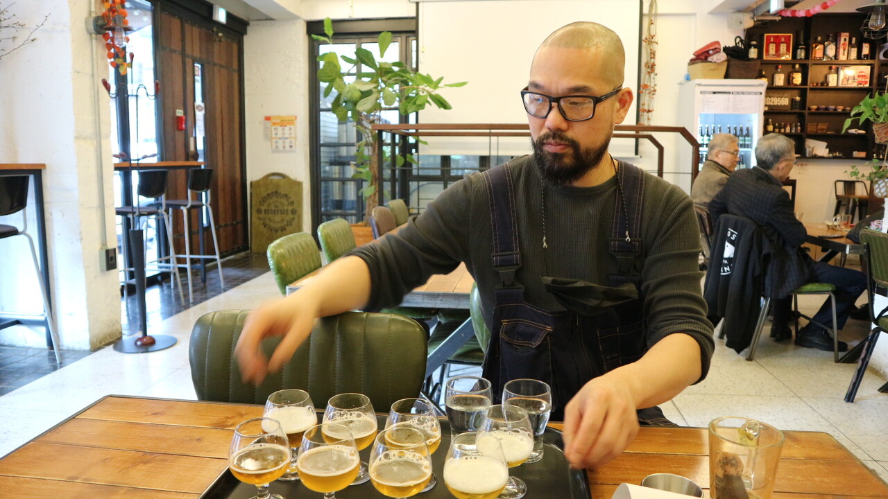 영국과 벨기에에서 맥주양조를 배운 조현두 대표가 지난해 서울 구의동에 아쉬트리라는 이름의 맥주양조장을 차렸다. 사진은 조 대표가 만든 ‘세종’ 스타일의 맥주와 ‘페일에일’ 류의 맥주들이다.
