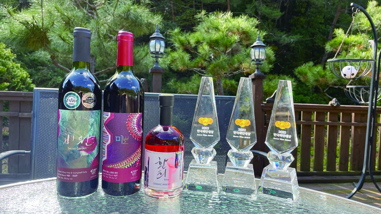 충북 영동 산막와이너리는 총 8종의 와인과 브랜디 등을 생산한다. 드라이한 맛의 와인을 주로 생산하는 산막의 제품 중 올해 한국와인대상에서 3종류가 골드상을 받았다. 사진 좌측부터 ‘비원’ ‘미’ ‘환희’(브랜디) 순이다.
