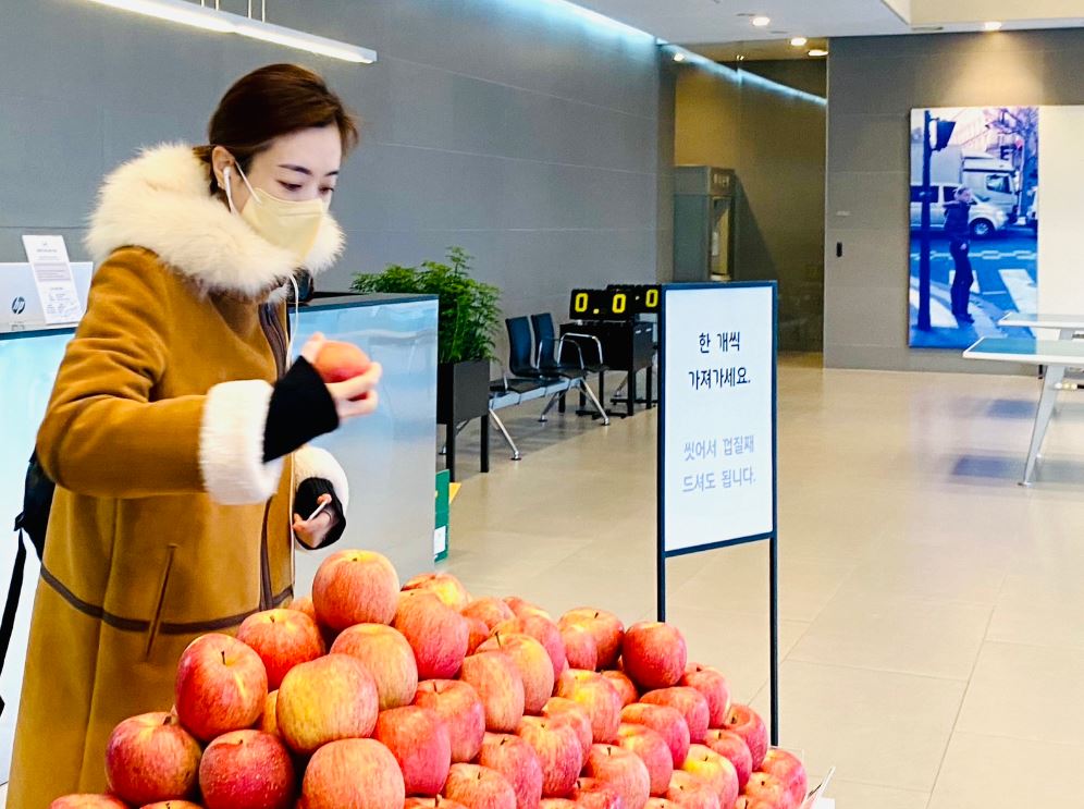 6일 현대카드는 서울 여의도 현대카드 본사 사옥 로비에서 임직원들에게 사과를 증정하는 깜짝 이벤트를 진행했다.(사진=현대카드)