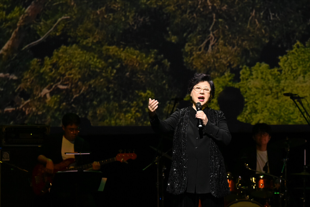 서울 블루스퀘어(서울 용산구 소재)에서 개최된 '한화생명 콘서트' 23일(월) 공연에서 가수 양희은씨가 관객에게 감동과 울림을 주는 노래를 하고 있다. (사진=한화생명)