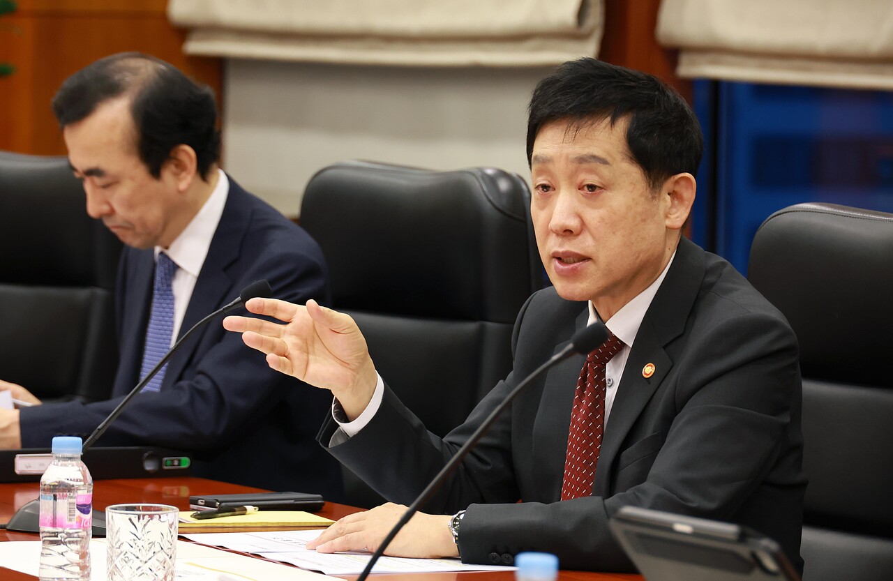 김주현 금융위원장이 6일 금융업권협회장 간담회에서 회장단 및 한국거래소 이사장과 금융 현안에 대해 논의하고 있다.