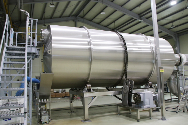 군산맥아의 핵심 기계인 드럼형 ‘제맥기’다. 연간 250t 가량을 만들수 있으며, 독일에서 수입해 사용하고 있다.