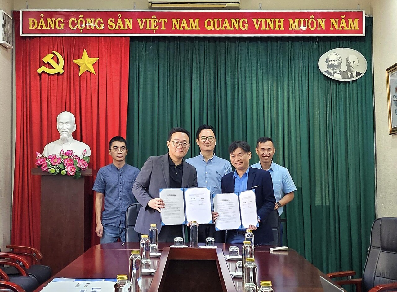 남도마켓 양승우 대표(왼쪽)와 kozee Duong Vo 대표(오른쪽)가 베트남 도매거래 활성화를 위해 전략적 파트너십을 채결했다. (사진제공 =  남도마켓)