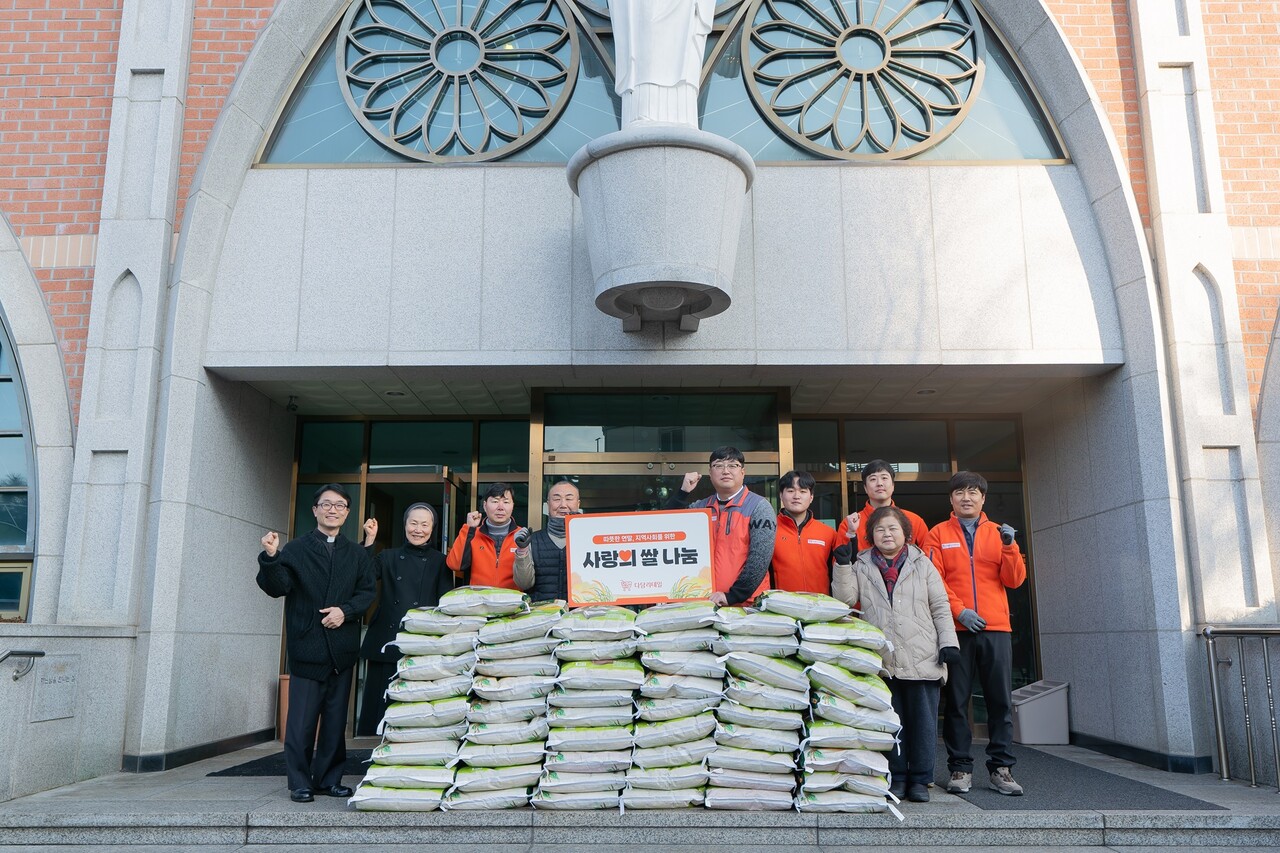 사진 = 지난 29일 광주 산수동성당에서 진행한 사랑의 쌀 나눔 (사진제공 = (주)다담리테일)